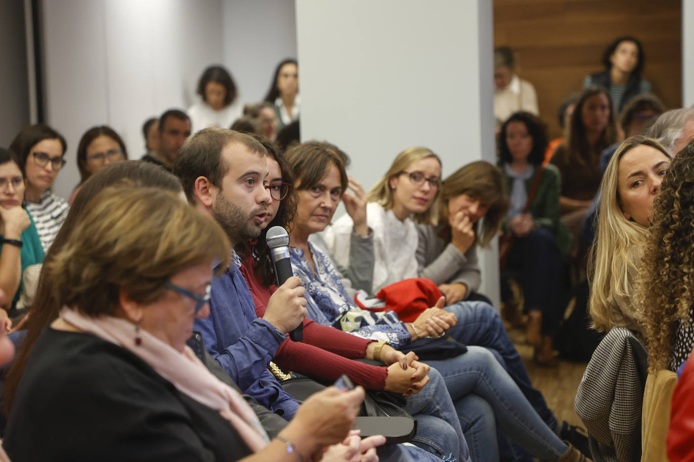 Asamblea celebrada en el Colegio de Médicos en la que los asistentes manifestaron su apoyo entusiasta a la movilización del domingo