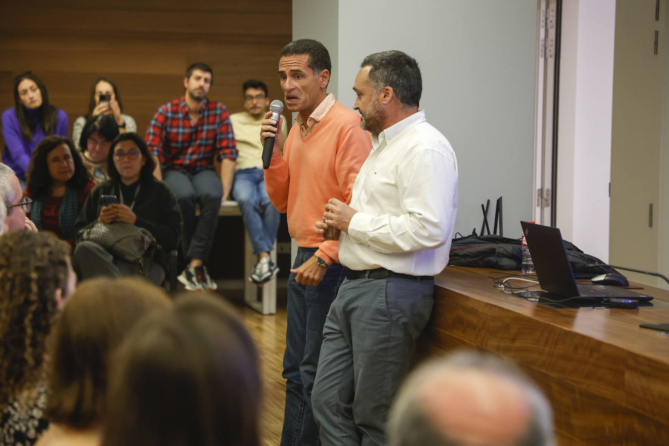 Asamblea celebrada en el Colegio de Médicos en la que los asistentes manifestaron su apoyo entusiasta a la movilización del domingo