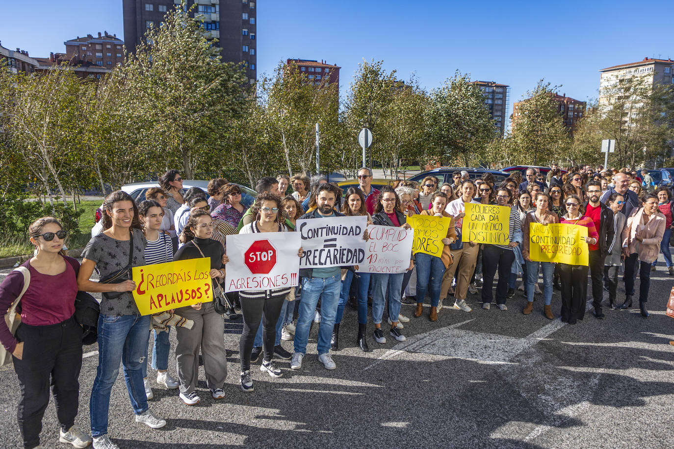 Los médicos de Atención Primaria manifestaron su apoyo al equipo negociador concentrándose a las puertas del SCS