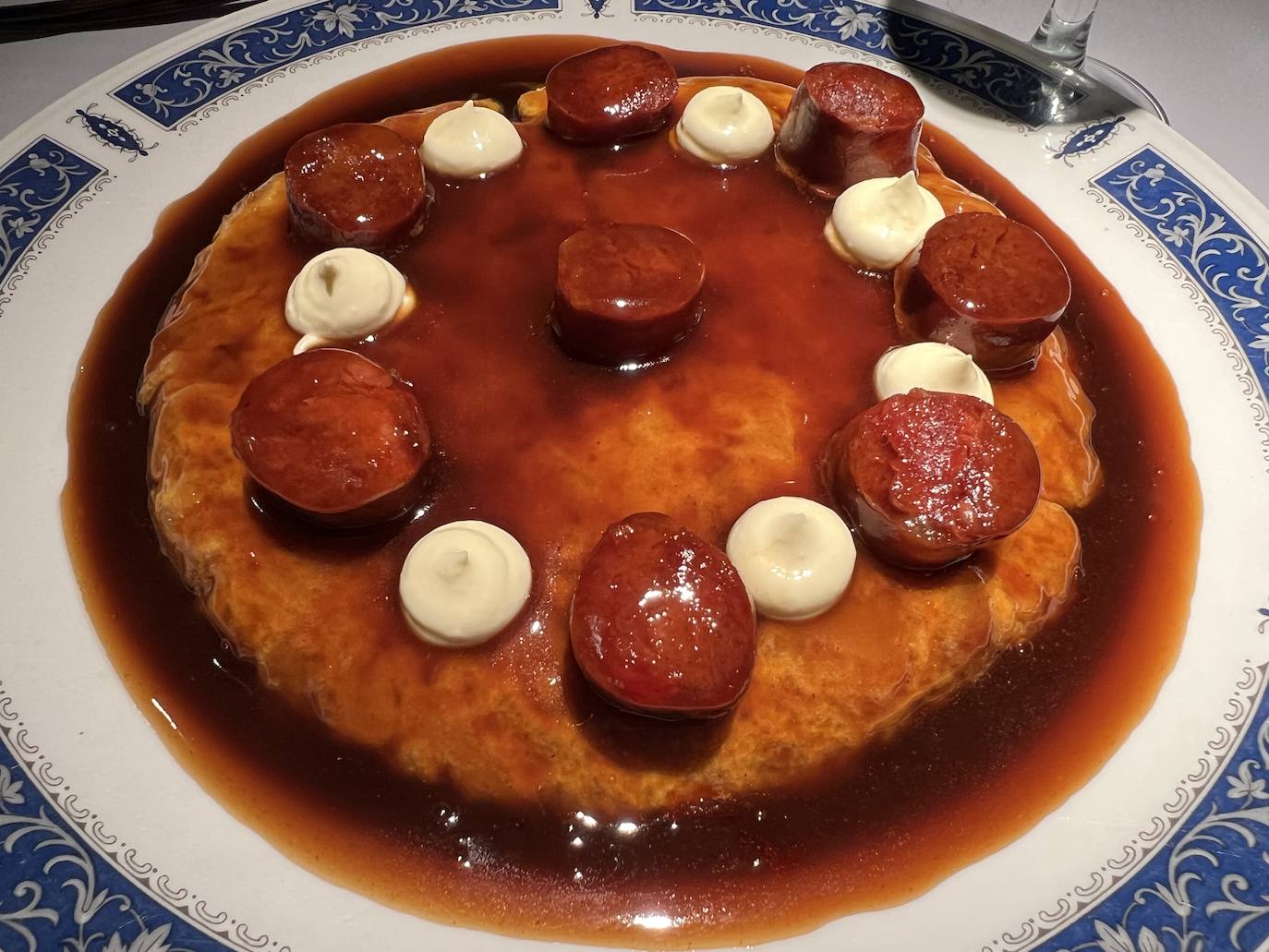 Tortilla de patatas con salsa de callos. 