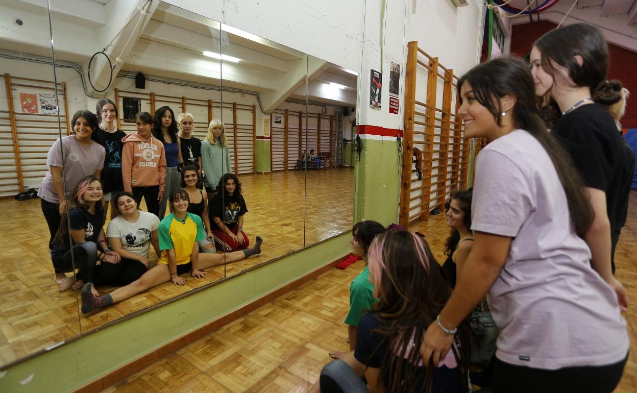 El grupo de alumnas, en el local en el que ensayan en la Escuela.