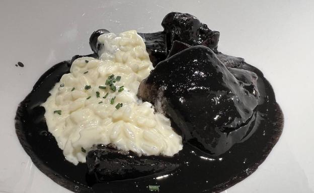 Cachón guisado en su tinta con arroz. 