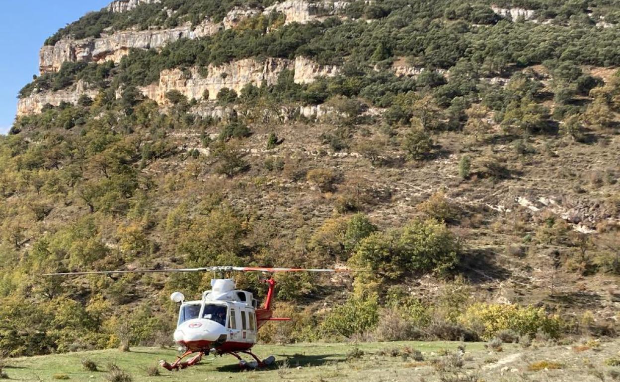 El helicóptero de Emergencias en la zona del rescate.