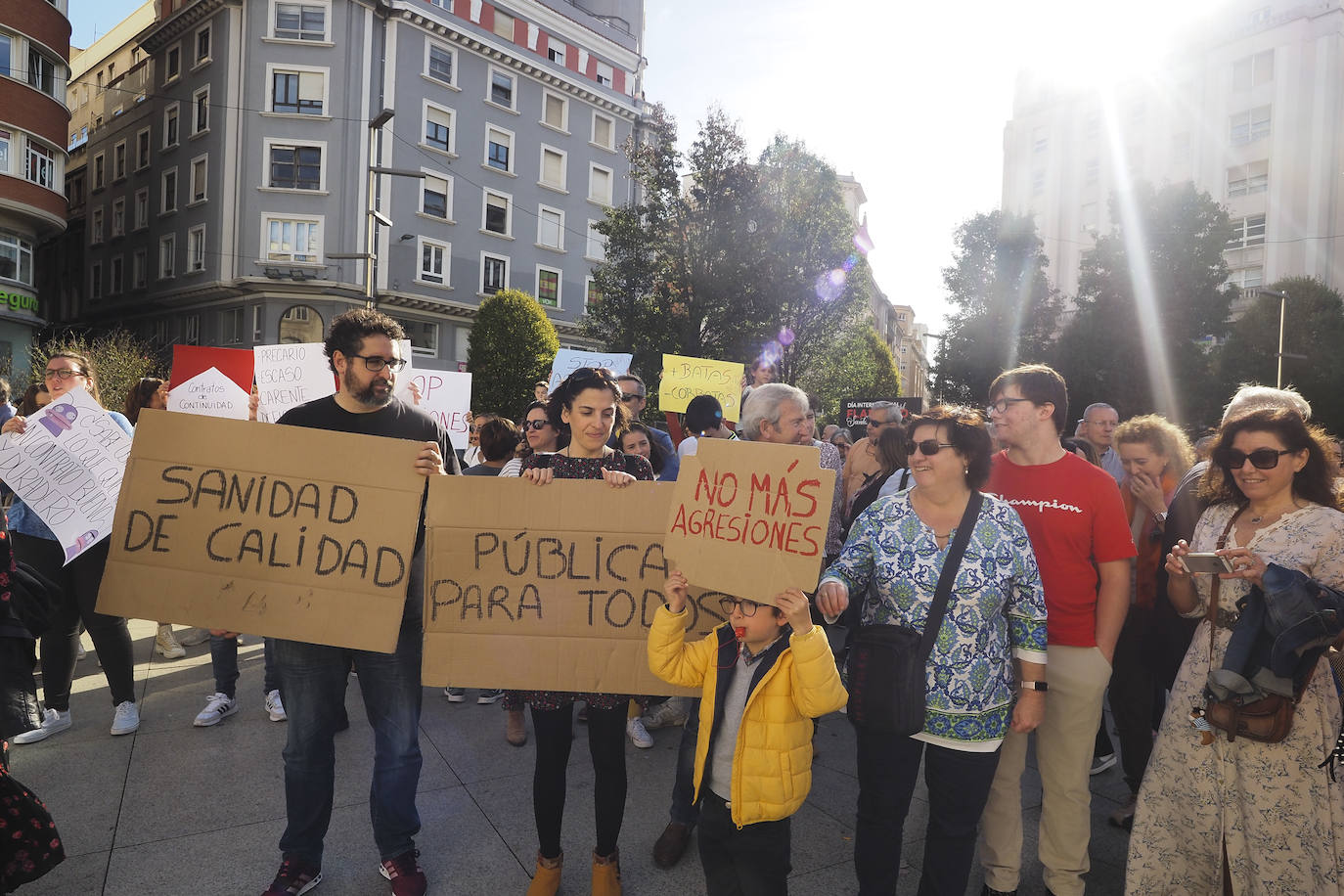 Centenares de ciudadanos se han sumado a la movilización impulsada por el colectivo médico.