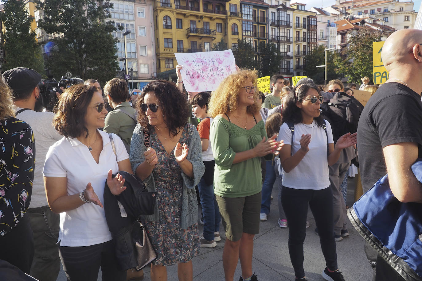 Centenares de ciudadanos se han sumado a la movilización impulsada por el colectivo médico.