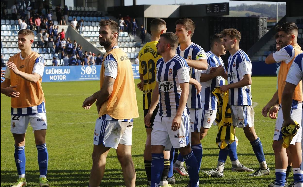 Los futbolistas gimnásticos, al final del partido.