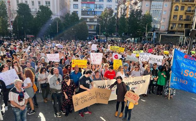 Más de 300 personas se han congregado esta mañana en la plaza del Ayuntamiento de Santander por los médicos de Atención Primaria. 