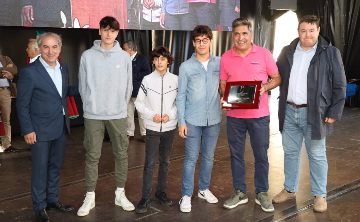 Ángel Moreno, segundo por la derecha, junto a sus hijos y acompañado por el alcalde de Potes, Javier Gómez, y el director de Cantur, Bernardo Colsa. 