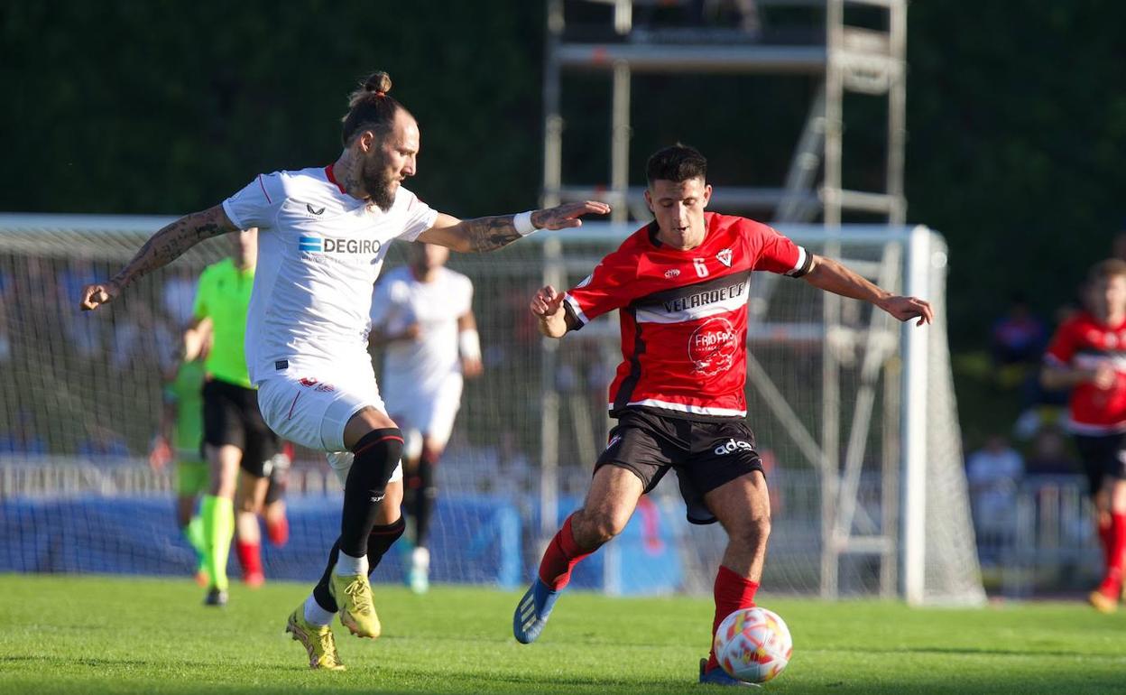 El Velarde cayó 2-0. En la imagen, Saldaña.