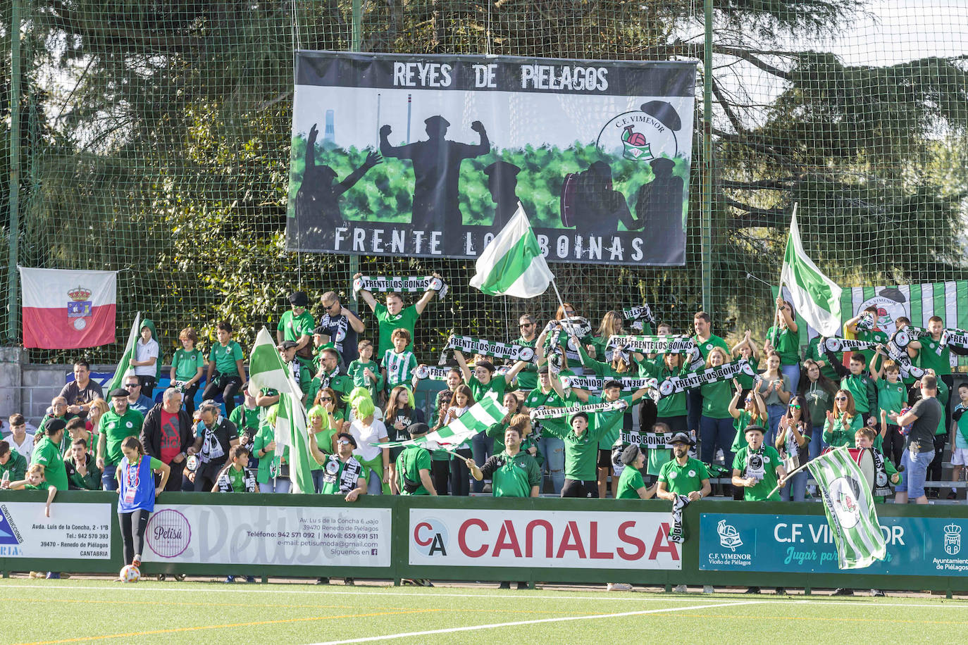 El partido de la Copa del Rey entre el Vimenor y el Mirandés en el campo en La Vidriera. 