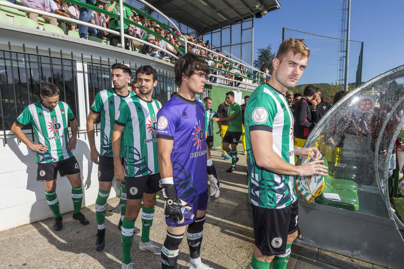 El partido de la Copa del Rey entre el Vimenor y el Mirandés en el campo en La Vidriera. 