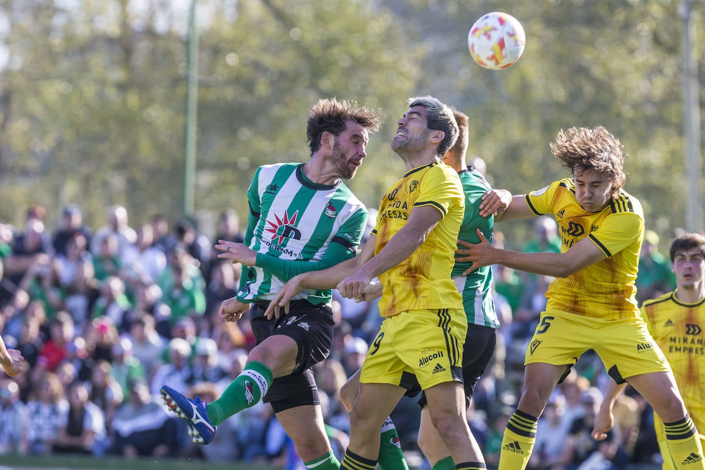 El partido de la Copa del Rey entre el Vimenor y el Mirandés en el campo en La Vidriera. 