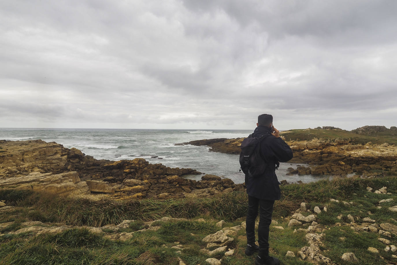 El Gobierno de Cantabria ha activado un dispositivo de búsqueda para localizar a un joven de 23 años que desapareció en los acantilados de Cueto, en la zona donde se celebra el campeonato de surf La Vaca Gigante.