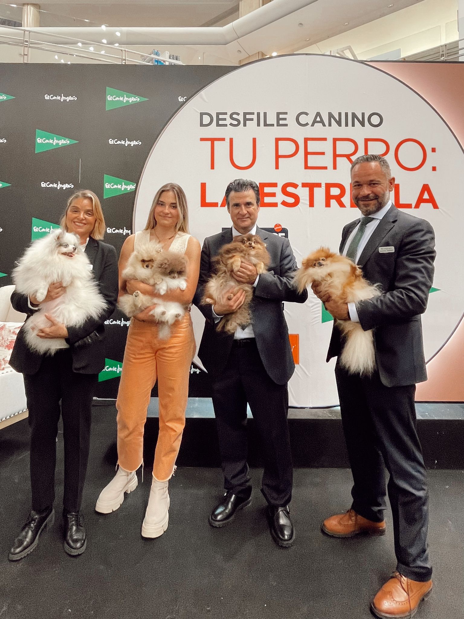 Bárbara Terán, AlejandraLavín, Eduardo Lanza y Manuel Merino con varios de los protagonistas del desfile canino de El Corte Inglés.