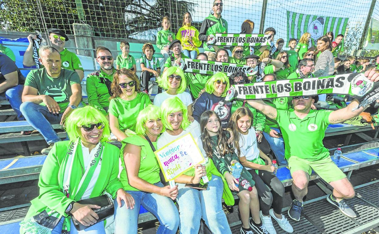 La peña Frente Los Boinas, ubicada detrás de una portería, no cesó de animar a sus jugadores. 