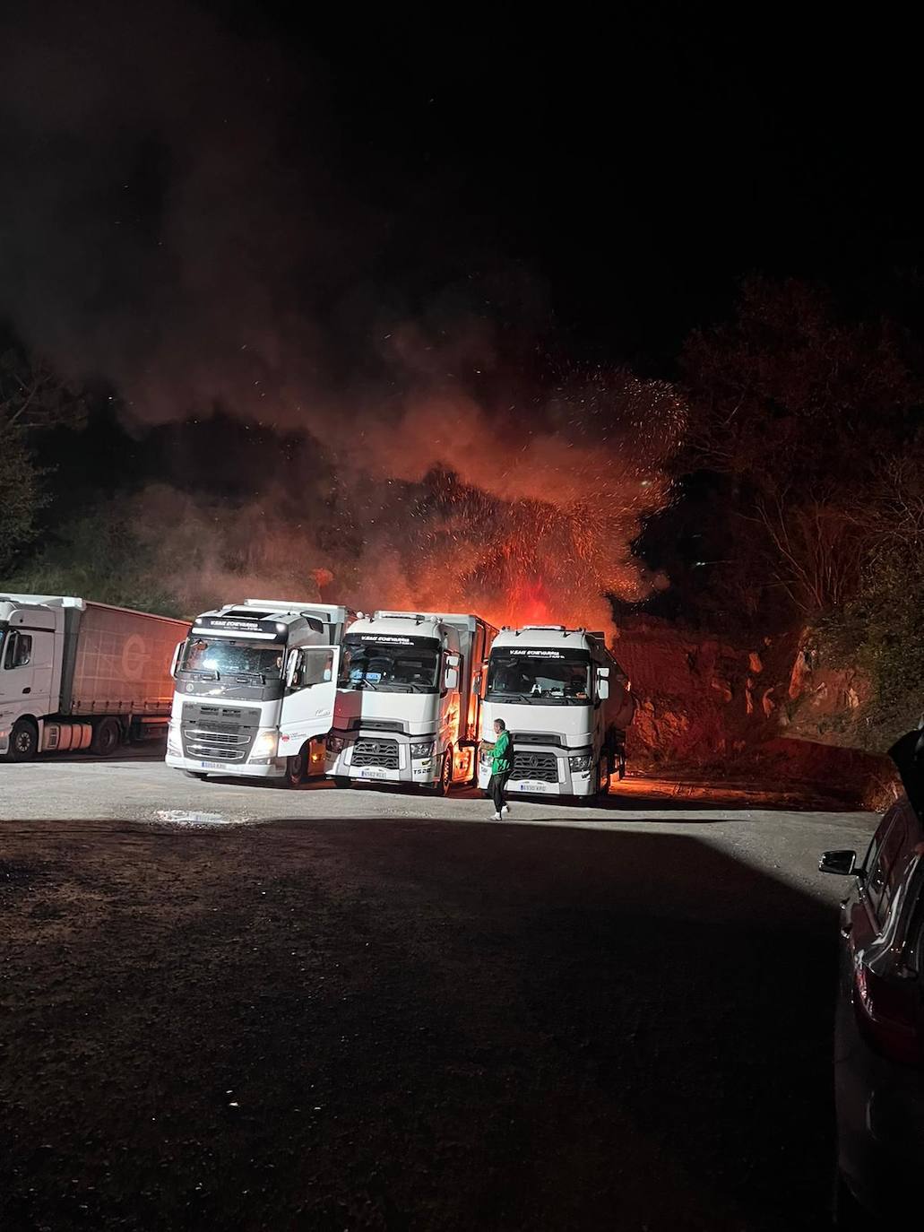 La empresa Transportes Victoriano Sáiz Echevarría e Hijos, en Villanueva de Villaescusa, ha sufrido un incendio en el que han ardido siete remolques y tres tractoras.