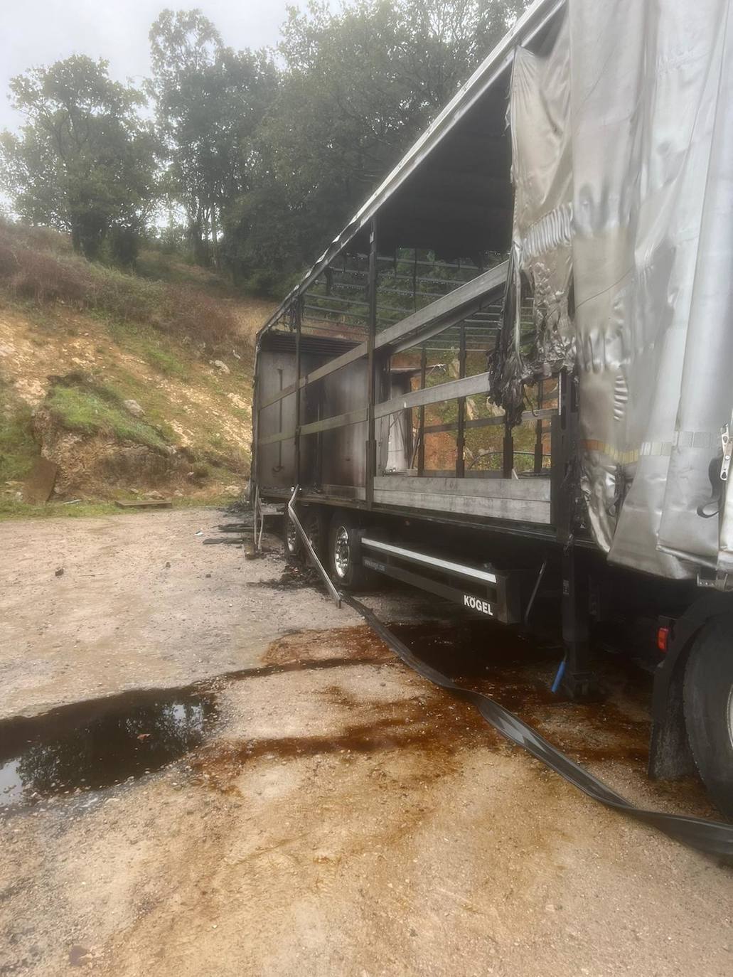 La empresa Transportes Victoriano Sáiz Echevarría e Hijos, en Villanueva de Villaescusa, ha sufrido un incendio en el que han ardido siete remolques y tres tractoras.