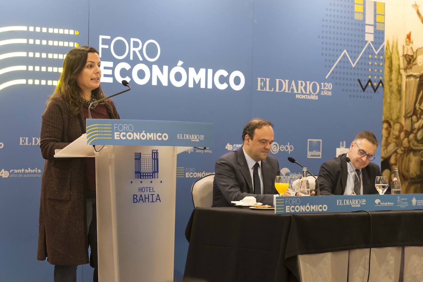 La periodista Pilar González Ruiz presentó el Foro Económico de El Diario Montañés.