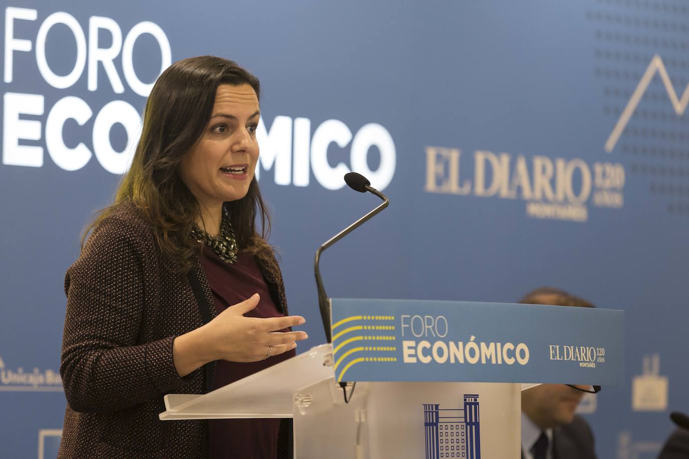 La periodista Pilar González Ruiz, durante la presentación del Foro de El Diario Montañés.