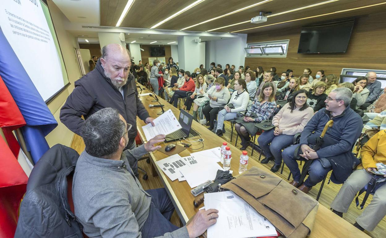 Imagen de la asamblea de ayer con los medicos en huelga de Atención Primaria