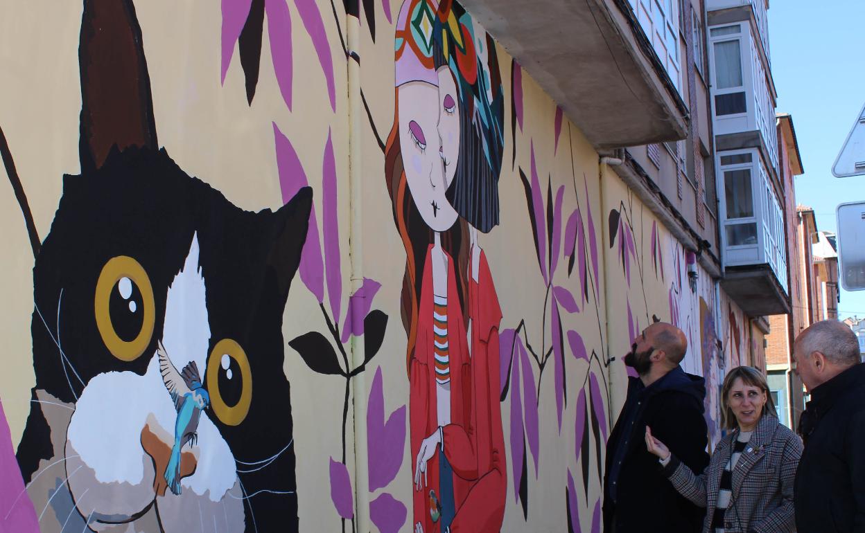 Almudena Báscones muestra la obra que ha incorporado a la Galería Vertical de Reinosa