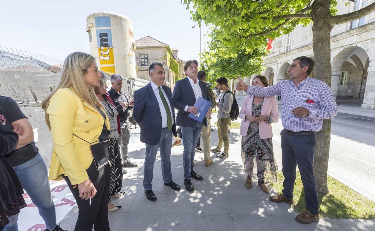 Pedro Gómez y Roberto Media junto a un grupo de ganaderos que reclamaba ante el Parlamento de Cantabria ayudas efectivas por los ataques de lobos.