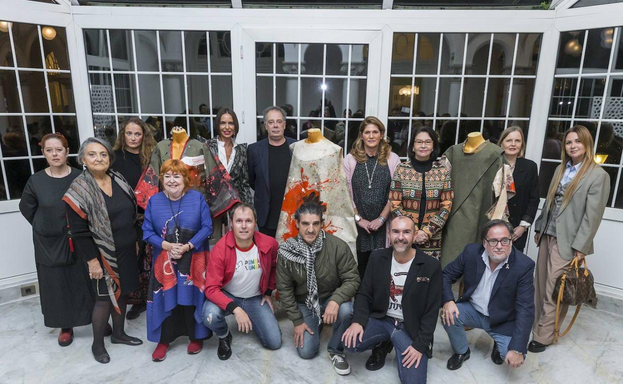 Desde la izquierda, en la primera fila: María José Pereda de Castro, Elena Benarroch, Rosa Pereda, Sergio Seoane, Fermín Rodríguez, Jose Luis Callejo y Miguel Rincón. Segunda fila: Marta Mantecón, Lola Muñoz, José Manuel Ciria, Concepción Revuelta, Eva Bartolomé y Tytti Thusberg.