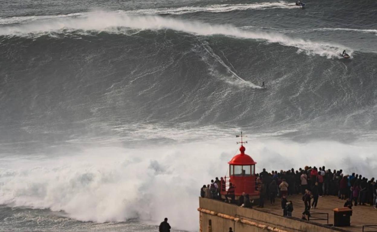 Kai Lenny surfea una de las impresionantes olas de Nazaré.