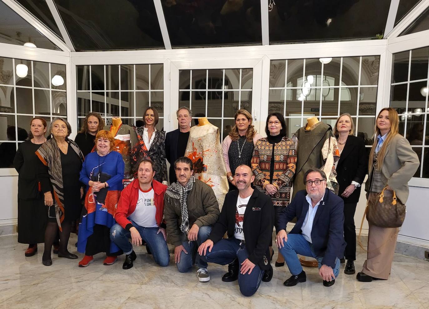 Desde la izquierda, en la primera fila: María José Pereda de Castro, Elena Benarroch, Rosa Pereda, Sergio Seoane, Fermín Rodríguez, Jose Luis Callejo y Miguel Rincón. Segunda fila: Marta Mantecón, Lola Muñoz, José Manuel Ciria, Concepción Revuelta, Eva Bartolomé y Tytti Thusberg. 