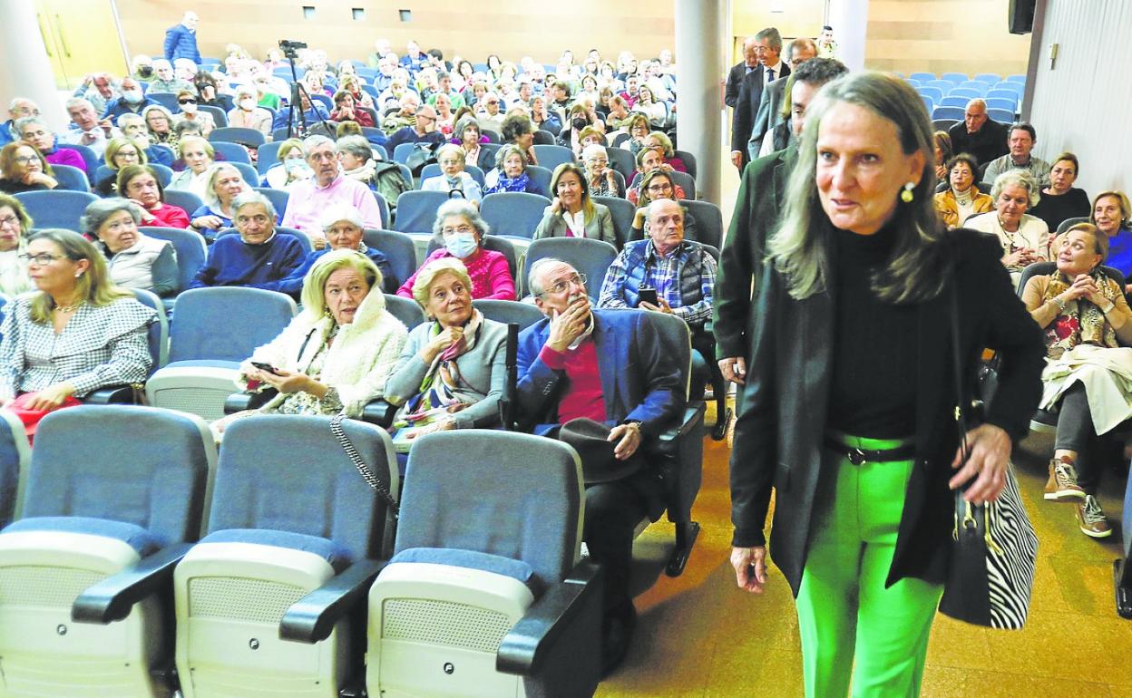 El público respondió con su presencia en la presentación del libro de Isabel San Sebastián en el Ateneo. 