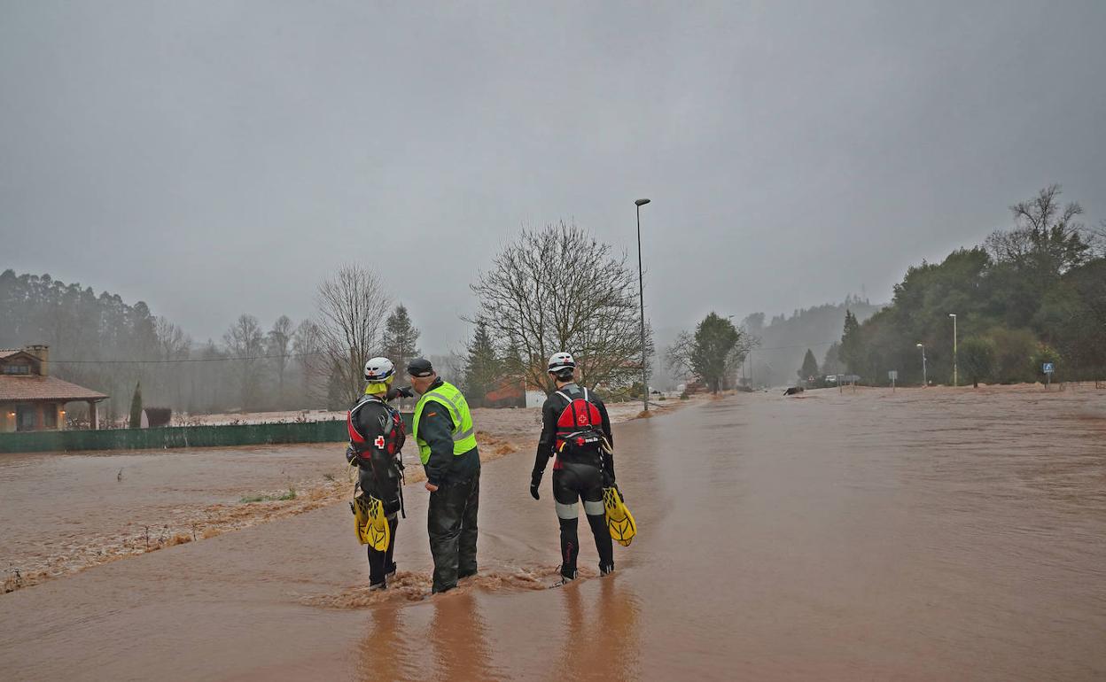 Inundaciones en Caranceja debido al desbordamiento del río Saja a su paso por la localidad