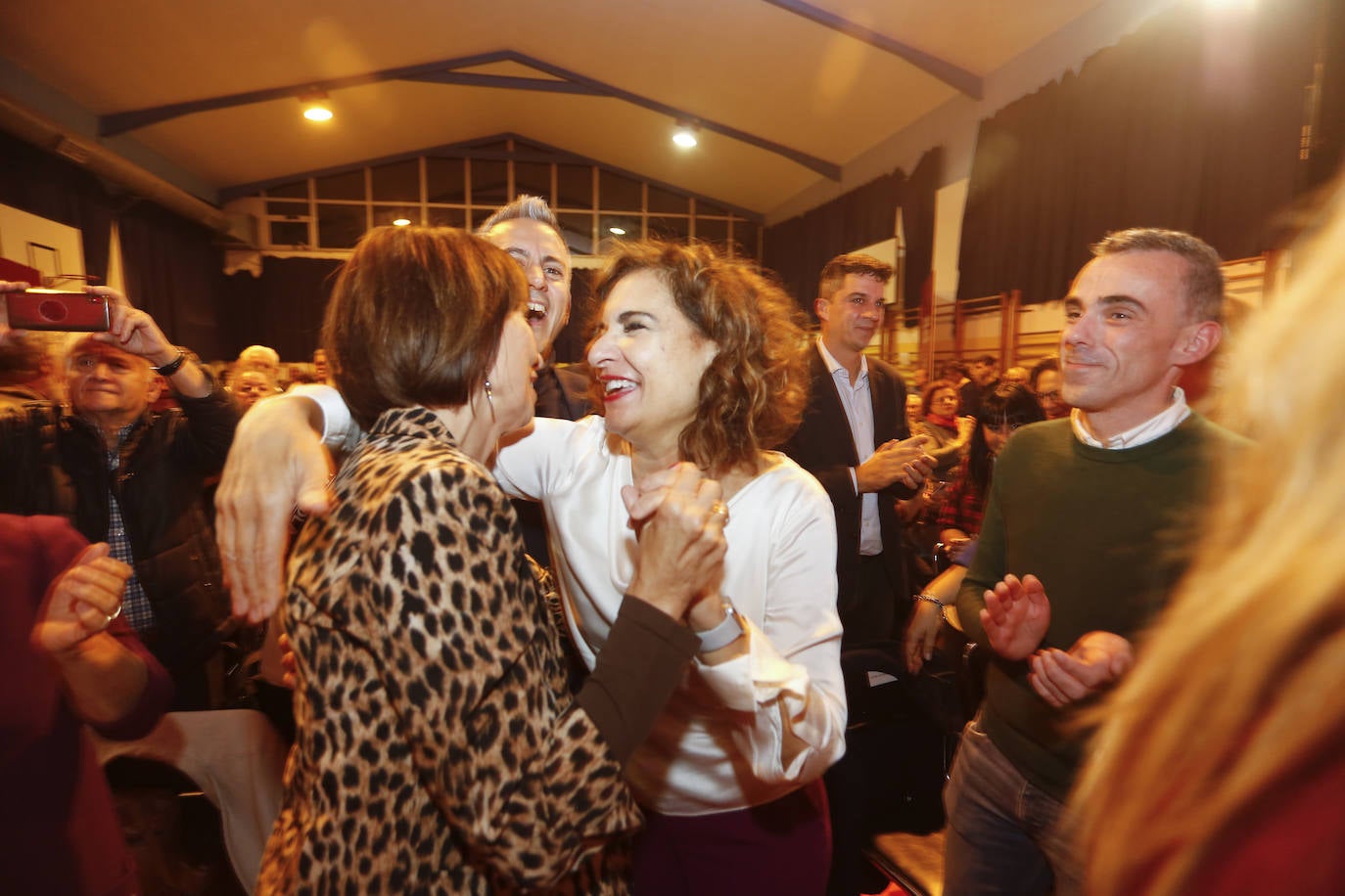 Montero ha participado en un acto con la militancia del PSC-PSOE en el IES Zapatón de Torrelavega, junto a Pablo Zuloaga, y el secretario general del PSOE Torrelavega, Jose Luis Urraca