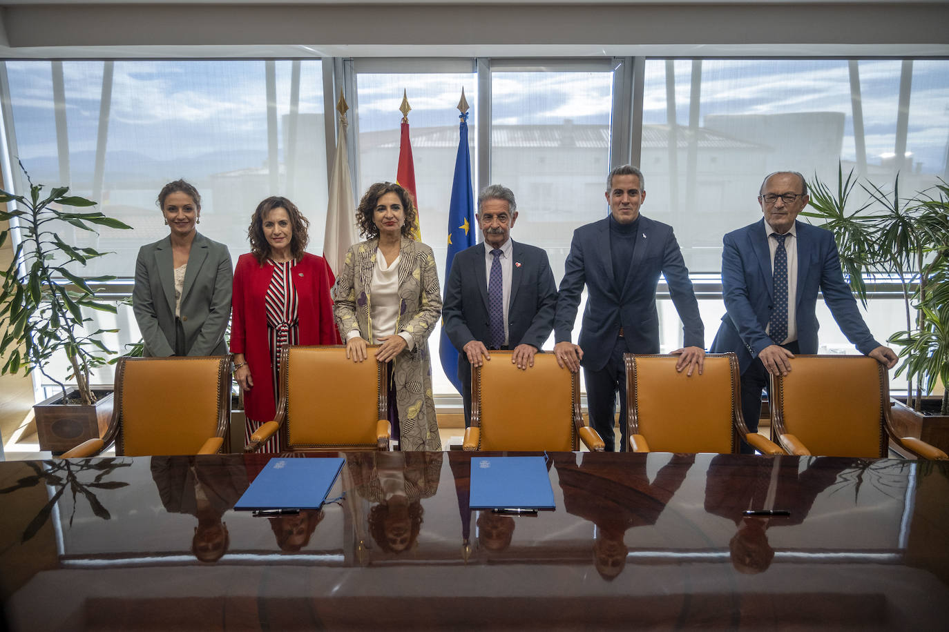 Foto de familia previa a la firma. Ainoa Quiñones, Ana Belén Álvarez, María Jesús Montero, Miguel Ángel Revilla, Pablo Zuloaga y Francisco Javier López Marcano