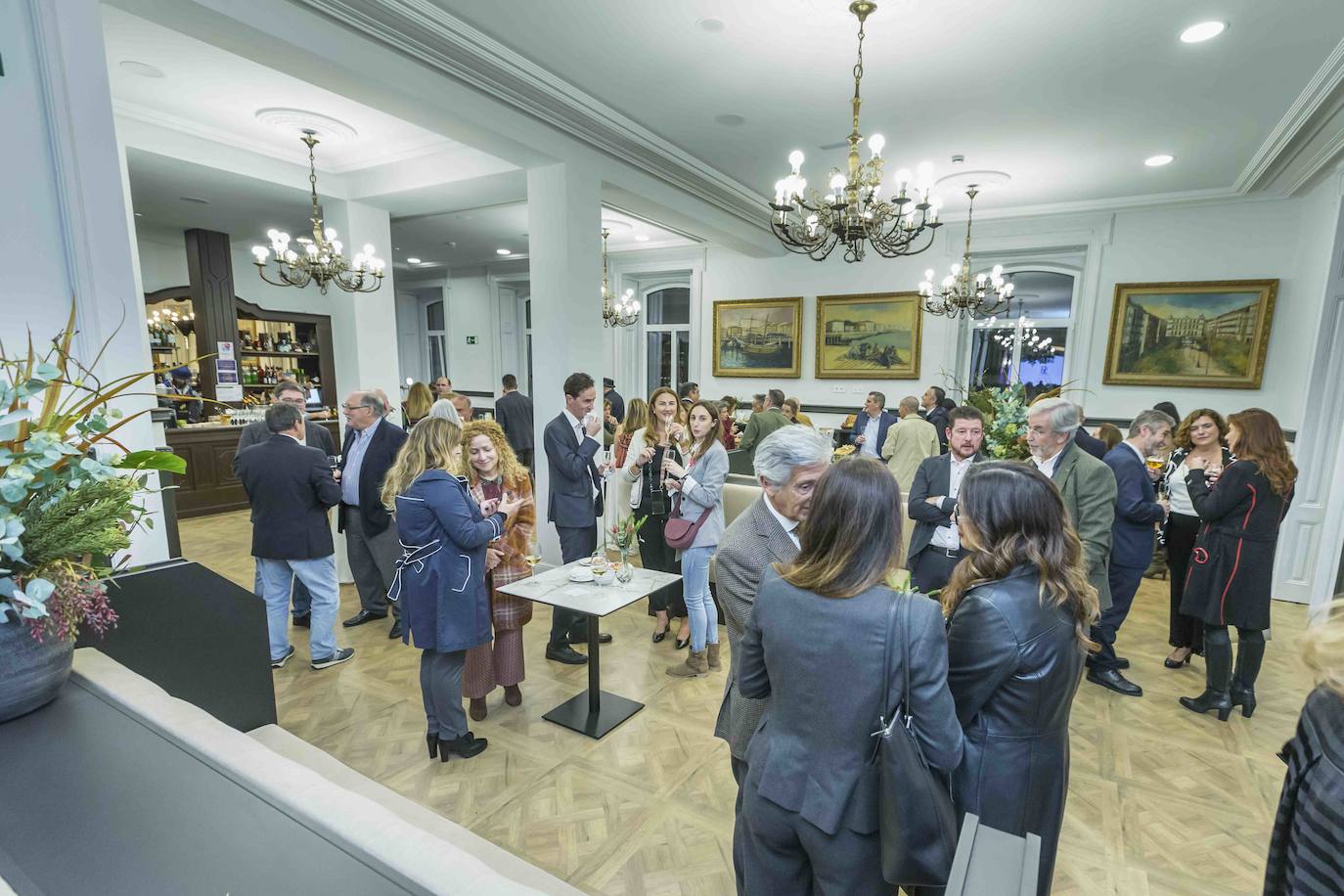 La inauguración del hotel Palacio de Pombo contó con la presencia de políticos, empresarios y vecinos.