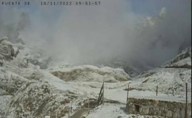 Imagen captada por la webcam de Fuente De esta mañana, con la primera nevada de la temporada.