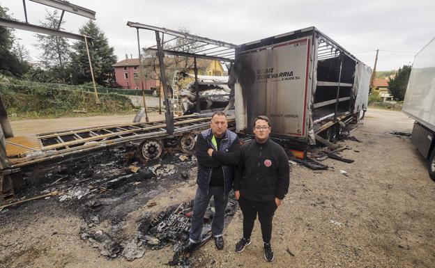 Victoriano con su hijo Enrique, la cuarta generación al volante de un camión.