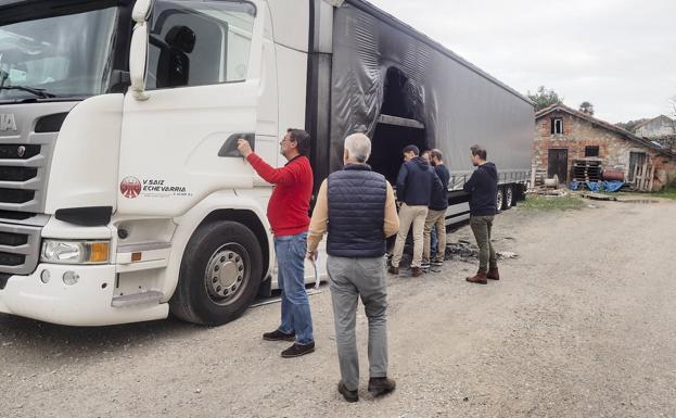 Los peritos, inspeccionando los vehículos.