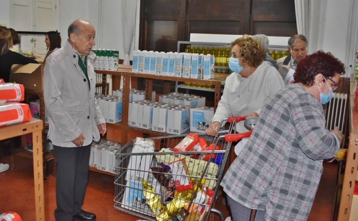 Pérez y García con algunas de las voluntarias de Cáritas en sus despensas.