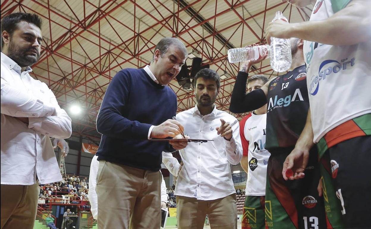 David Mangas da instrucciones a sus jugadores durante un partido en el Vicente Trueba