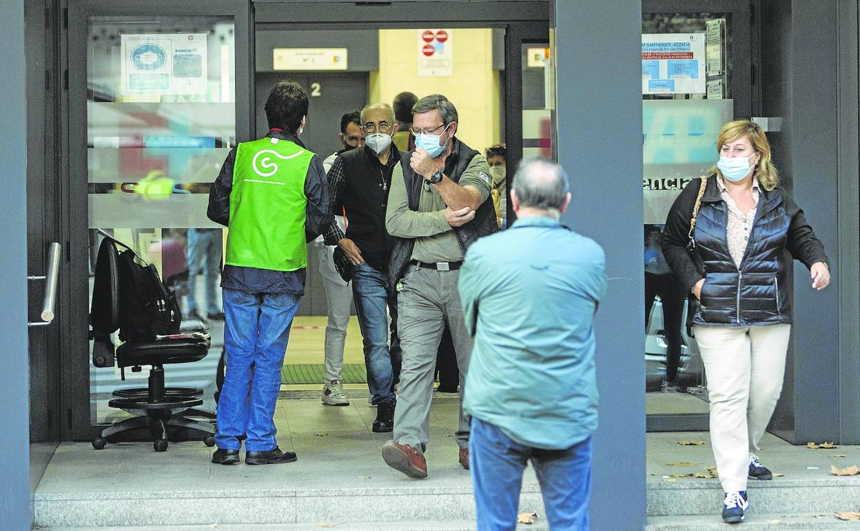 Varios pacientes salen del centro de salud Vargas, en Santander, en la primera jornada tras la huelga de Atención Primaria de Cantabria.
