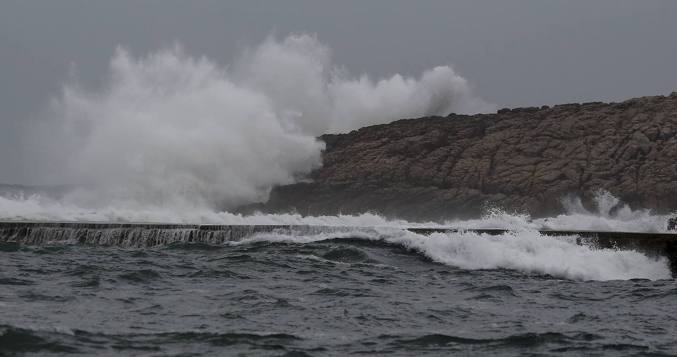 Temporal y fuertes olas en Suances.