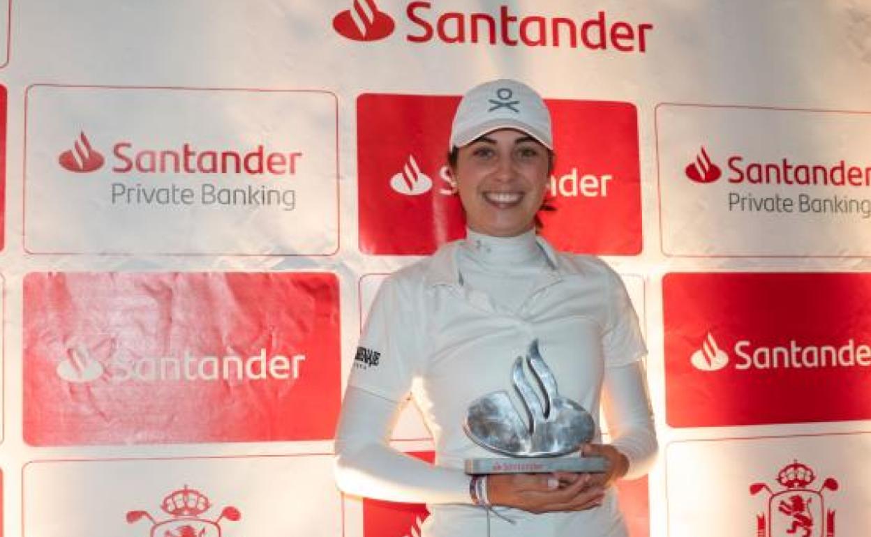 Elena Hualde, con el trofeo de campeona.