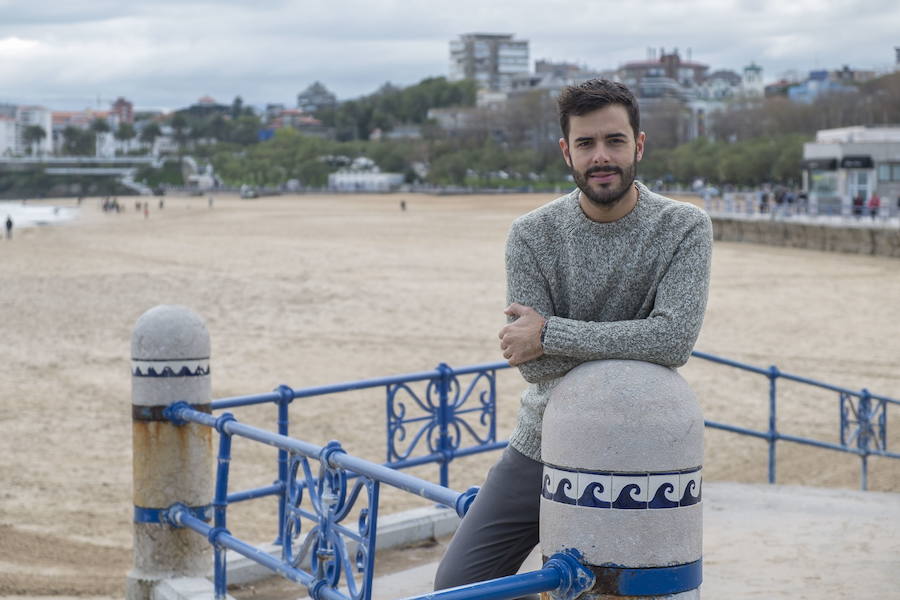 Germán González, en El Sardinero. Fue de la primera promoción de chicos que entró en el colegio Esclavas de Santander (1990) y recuerda cómo las profesoras se dirigían a él y sus compañeros en femenino. El orientador le dijo que no servía para nada relacionado con las letras, pero ha logrado vivir de ellas. Se fue a estudiar Comunicación Audiovisual a Valencia porque tenía una amiga viviendo allí y cuando terminó entró en la productora La Fábrica de la Tele.