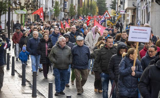 Aspecto que presenta la plaza de España tras la marcha de protesta.