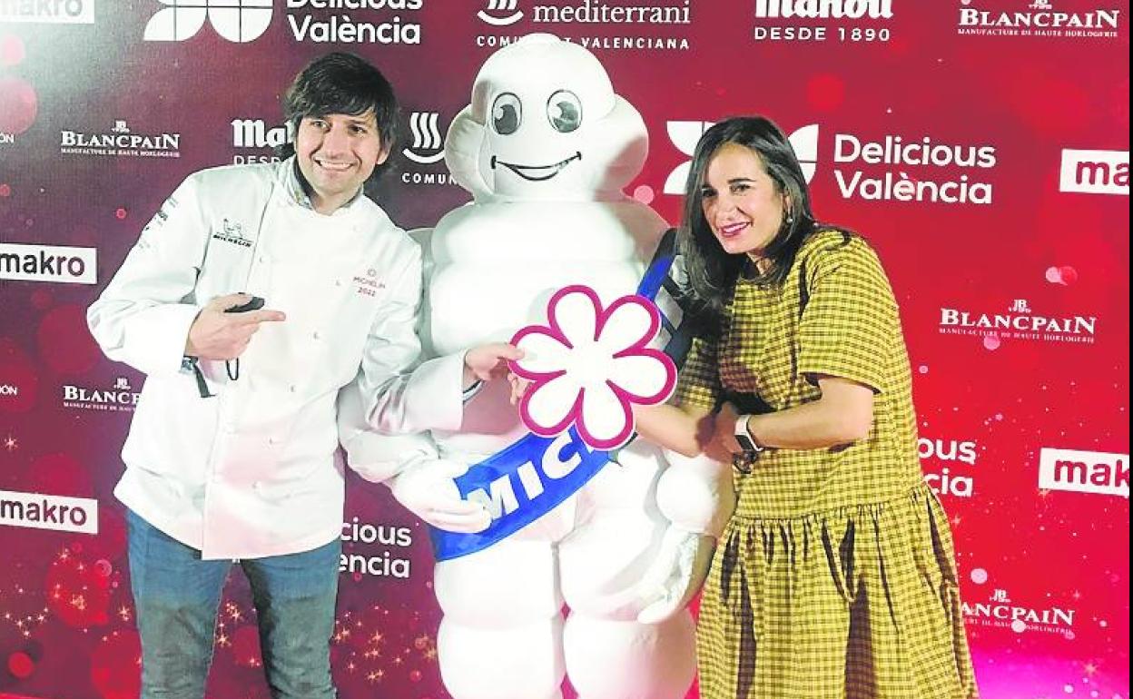 Sergio Bastard y Judit Taboada, de la Casona del Judío, tras la gala del pasado año, con su estrella roja y el muñeco de Bibendum. 