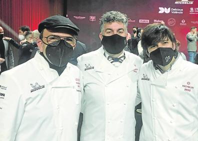 Imagen secundaria 1 - Jesús Sánchez (Cenador), Rafael Prieto (Serbal) y Sergio Bastard, a la conclusión de la gala del año pasado celebrada en Valencia. A la derecha, Marián Martínez, del Cenador, con la estrella verde recibida el año pasado.