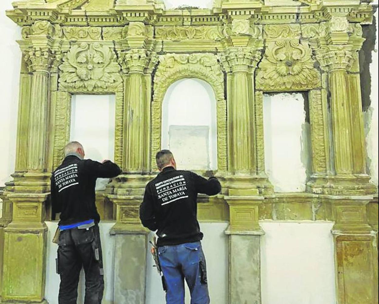 Dos de los operarios de la fundación en las labores. 