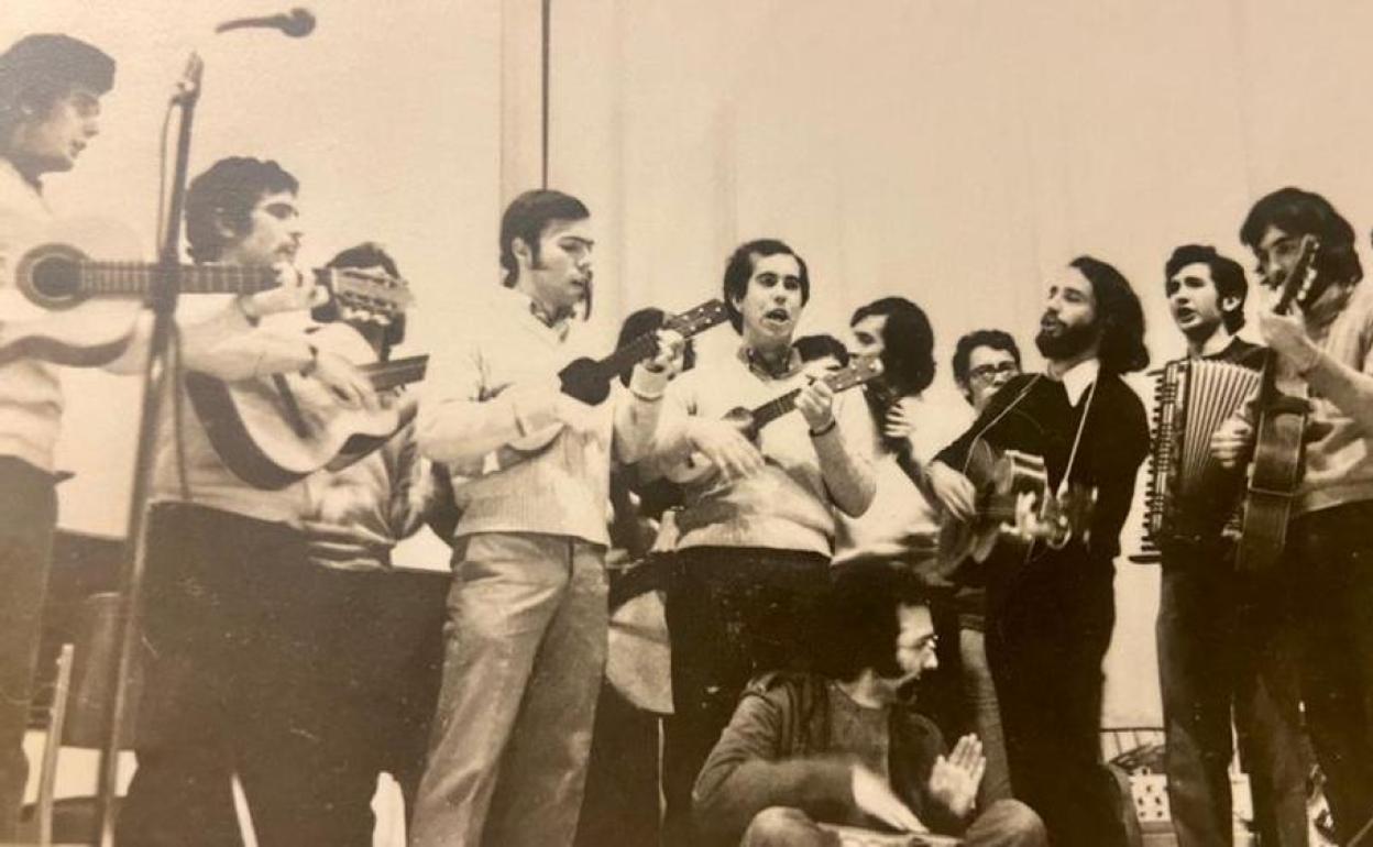 Estudiantes canarios en los años setenta en Santander. Ibrahím, en el centro con el timple.