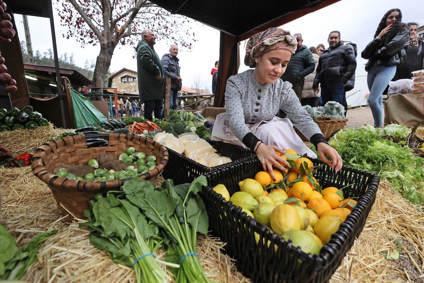 La Feria de la Alubia y la Hortaliza se celebra a lo largo de este fin de semana en Casar de Periedo, con la participación de 197 puestos de venta de diferentes productos agroalimentarios y artesanos, tanto de Cantabria como de otras comunidades autónomas. Además, ha tenido lugar el nombramiento y entrega de distinción de 'Alubiero Mayor 2022 en el recinto exterior de la Casa Museo Jesús de Monasterio, a Quico Taronji, presentador del programa de TVE 'Aquí la Tierra'.