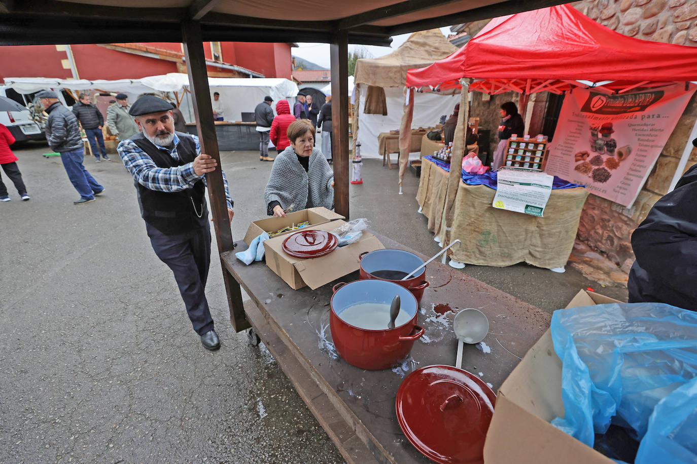 La Feria de la Alubia y la Hortaliza se celebra a lo largo de este fin de semana en Casar de Periedo, con la participación de 197 puestos de venta de diferentes productos agroalimentarios y artesanos, tanto de Cantabria como de otras comunidades autónomas. Además, ha tenido lugar el nombramiento y entrega de distinción de 'Alubiero Mayor 2022 en el recinto exterior de la Casa Museo Jesús de Monasterio, a Quico Taronji, presentador del programa de TVE 'Aquí la Tierra'.